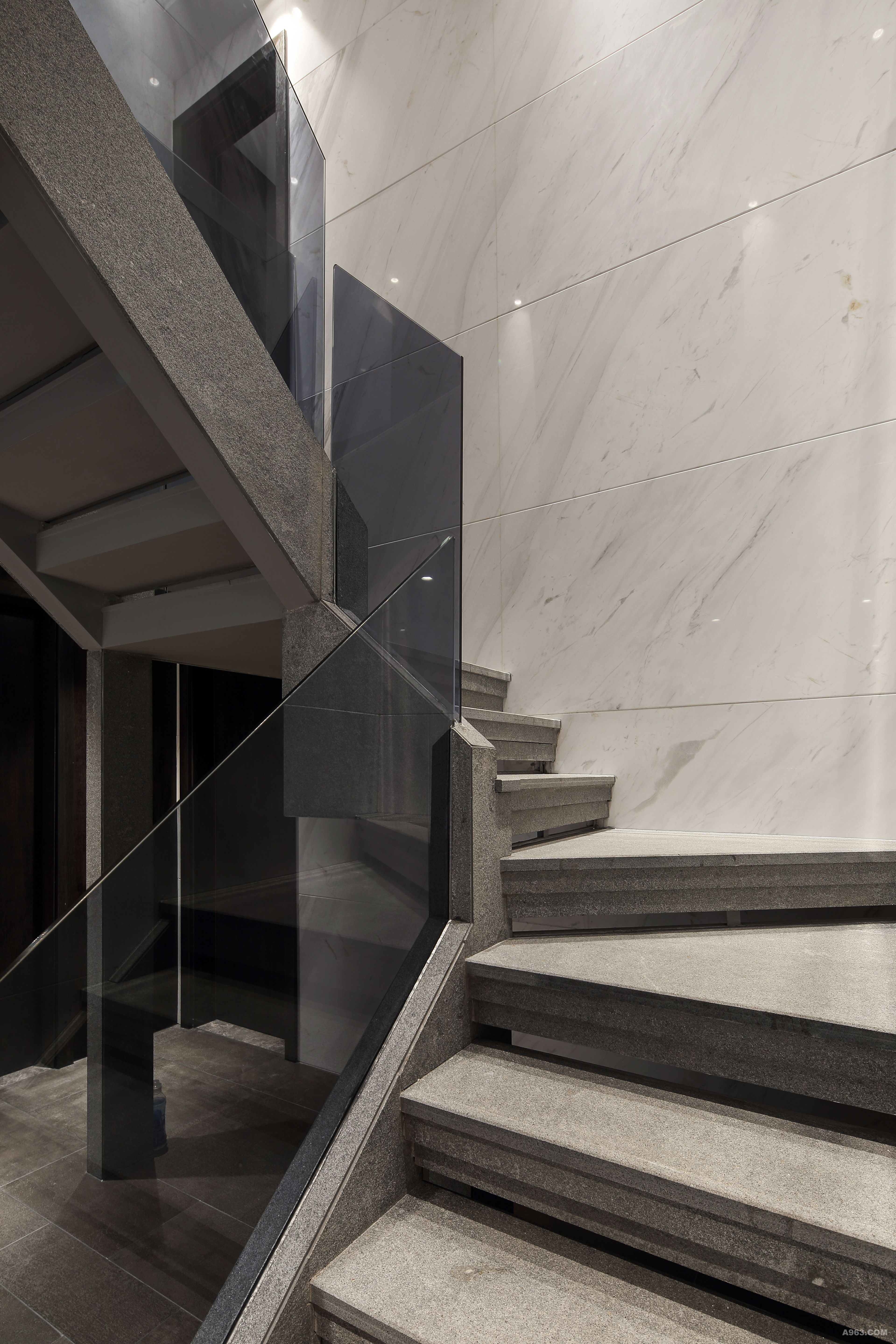 楼梯间墙面采用爵士白大理石,楼梯为钢架所做,更具现代感.